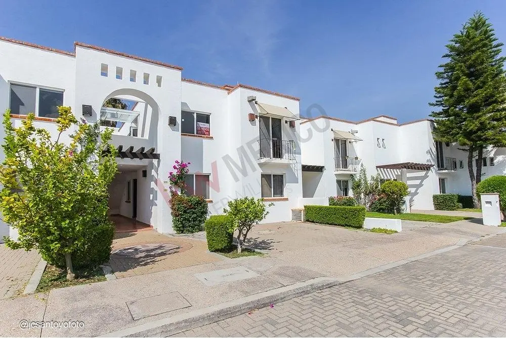 Salon; parquet, lumière naturelle, style moderne, hauteur sous plafond