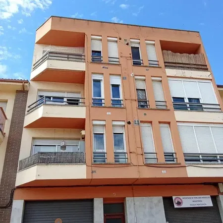 Дневна соба; дрвени под, природно светло, модерни стил, високи плафони