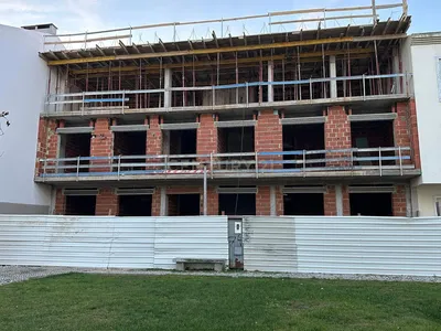 Living room; wood floor, natural light, modern style, high ceiling