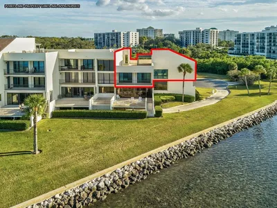 Obývací pokoj; dřevěná podlaha, přirozené světlo, moderní styl, vysoké stropy