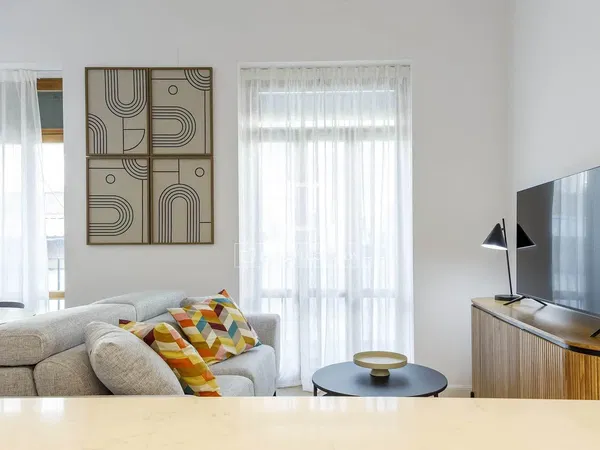 Salón; suelo de madera, luz natural, estilo moderno, techos altos