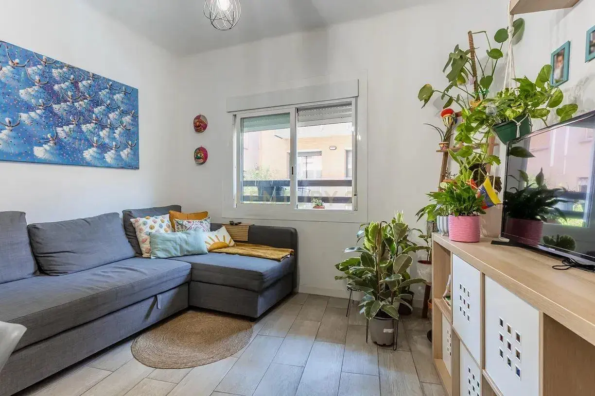 Wohnzimmer; holzboden, tageslicht, moderner stil, hohe decken