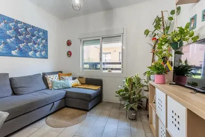 Wohnzimmer; holzboden, tageslicht, moderner stil, hohe decken