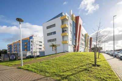 Дневна соба; дрвени под, природно светло, модерни стил, високи плафони