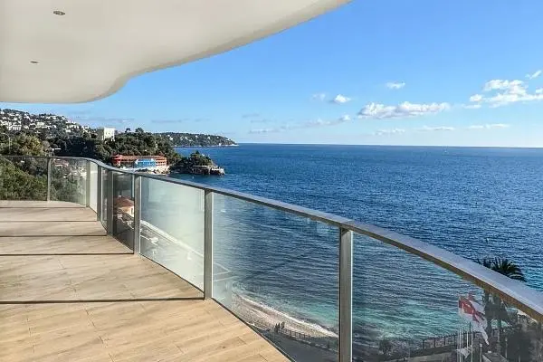 Salon; parquet, lumière naturelle, style moderne, hauteur sous plafond