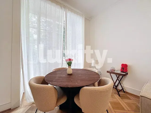 Wohnzimmer; holzboden, tageslicht, moderner stil, hohe decken