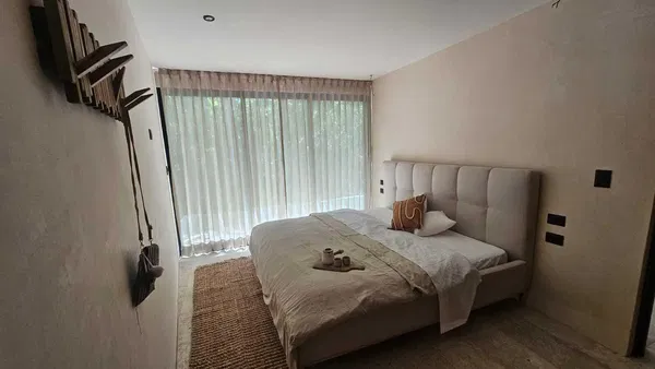 Salon; parquet, lumière naturelle, style moderne, hauteur sous plafond