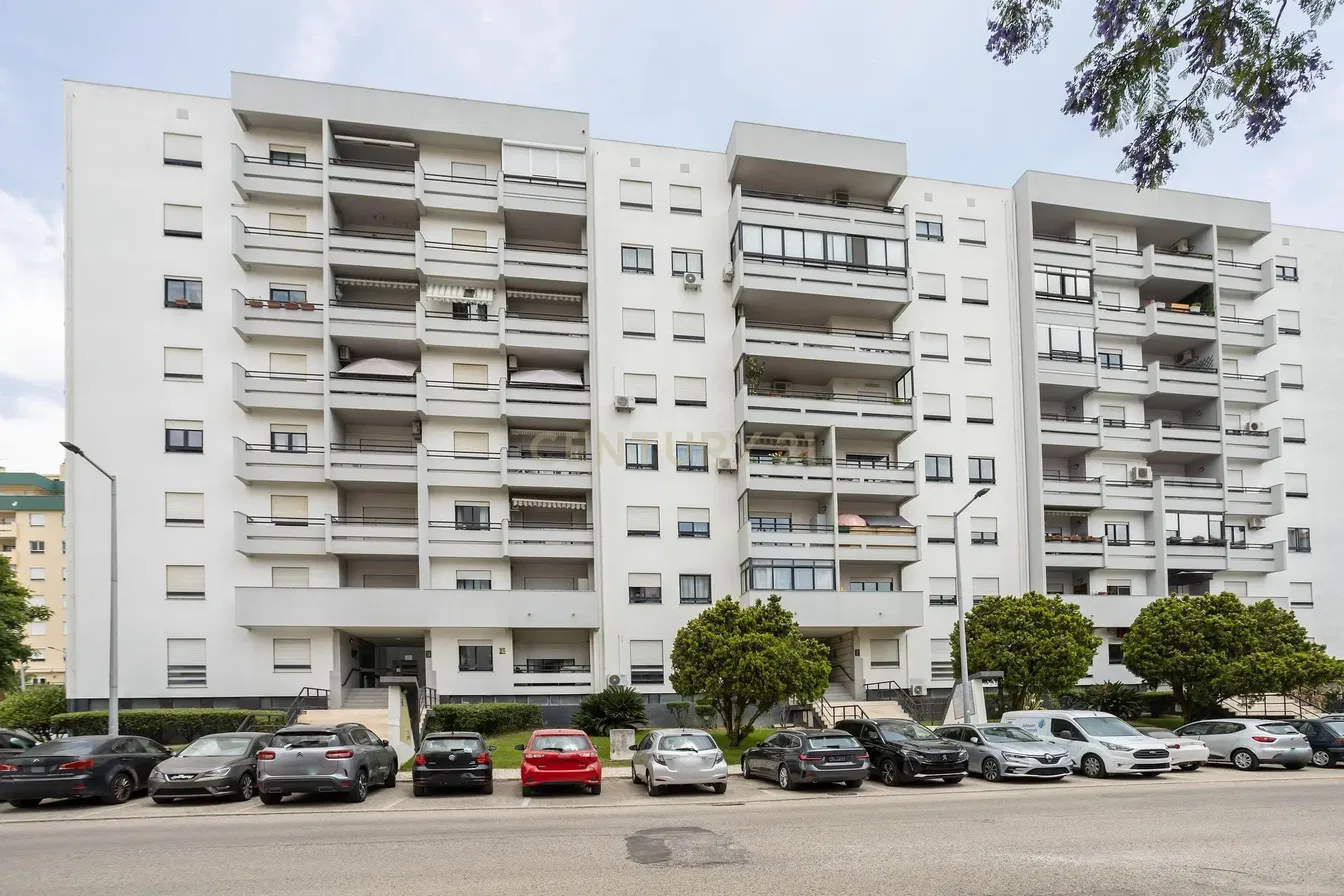 غرفة معيشة; أرضية خشبية, ضوء طبيعي, أسلوب عصري, أسقف عالية