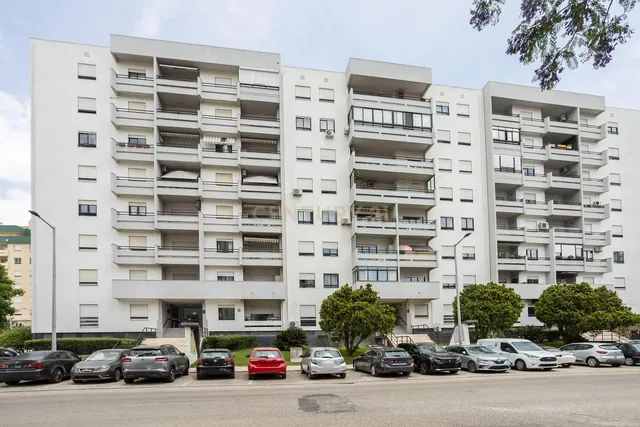 غرفة معيشة; أرضية خشبية, ضوء طبيعي, أسلوب عصري, أسقف عالية