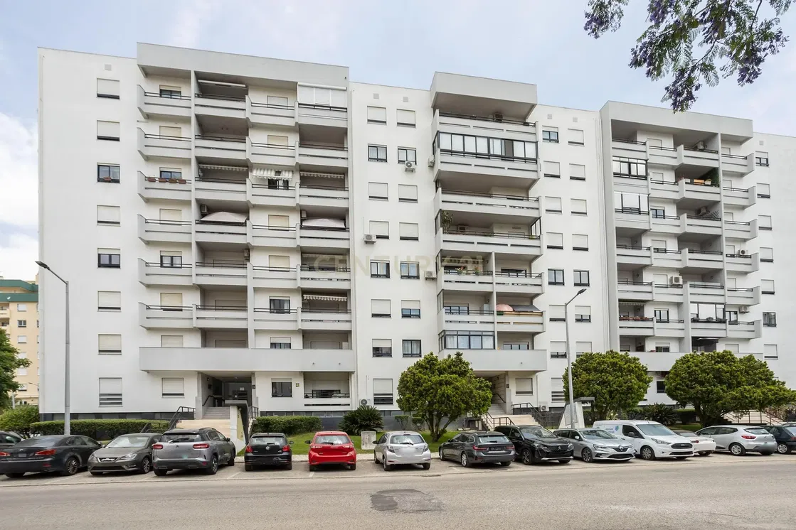 غرفة معيشة; أرضية خشبية, ضوء طبيعي, أسلوب عصري, أسقف عالية