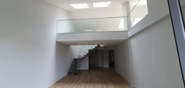 Living room; wood floor, natural light, modern style, high ceiling