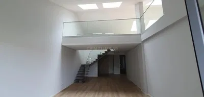 Wohnzimmer; holzboden, tageslicht, moderner stil, hohe decken