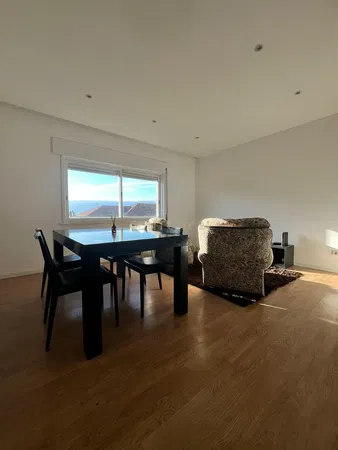 Keuken; keukenapparatuur, houten vloer, natuurlijk licht, moderne stijl, gerenoveerd