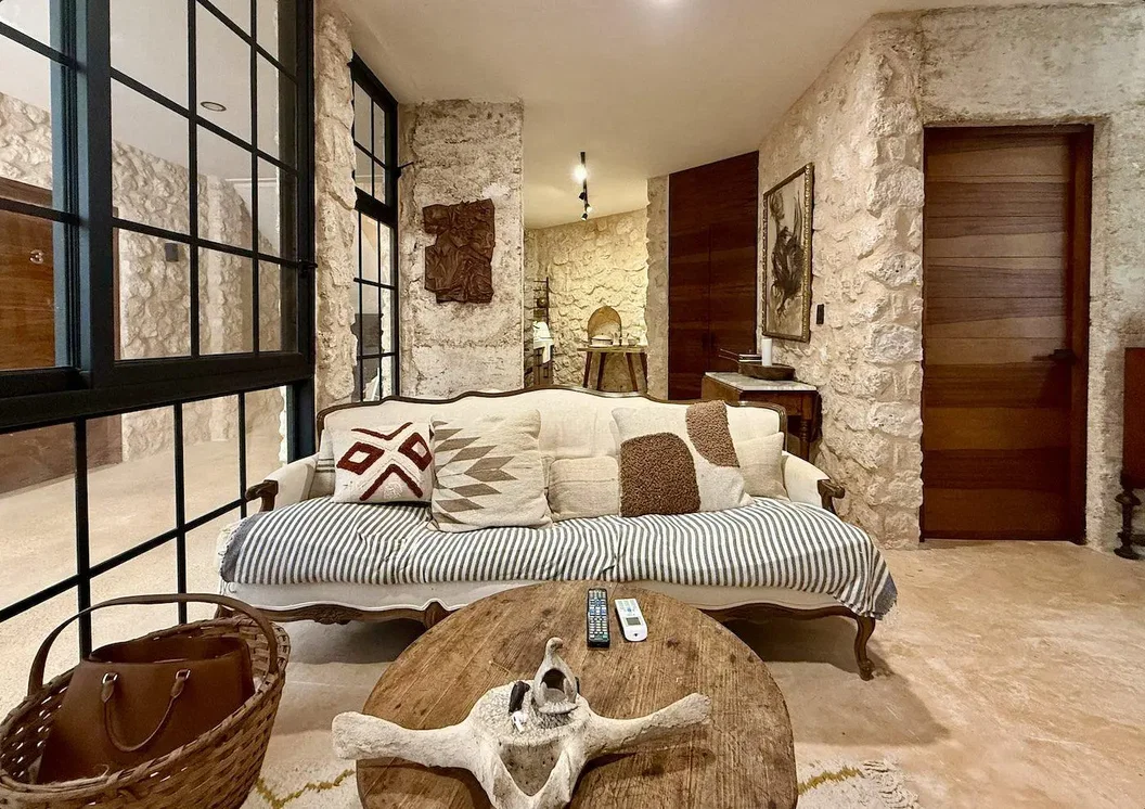 Soggiorno; pavimento in legno, luce naturale, stile moderno, soffitti alti