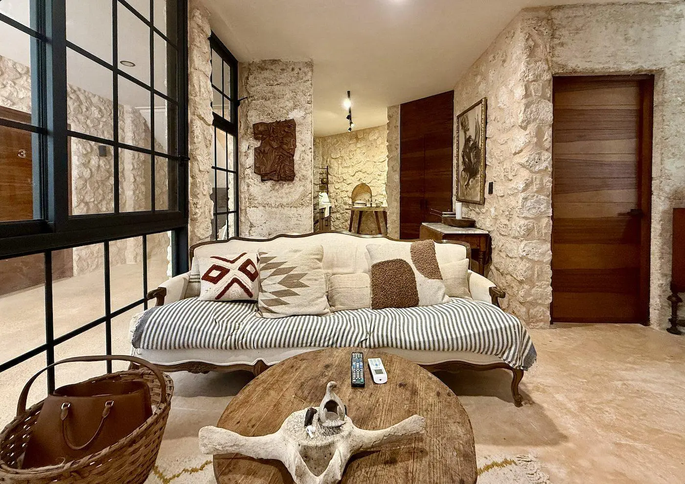 Salon; parquet, lumière naturelle, style moderne, hauteur sous plafond