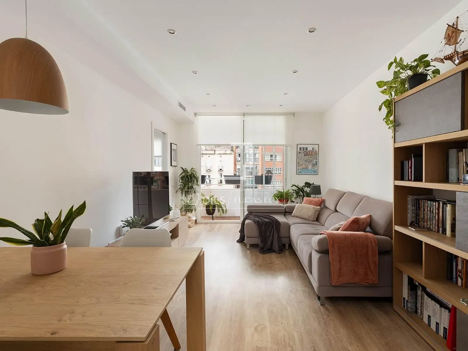 Living room; wood floor, natural light, modern style, high ceiling