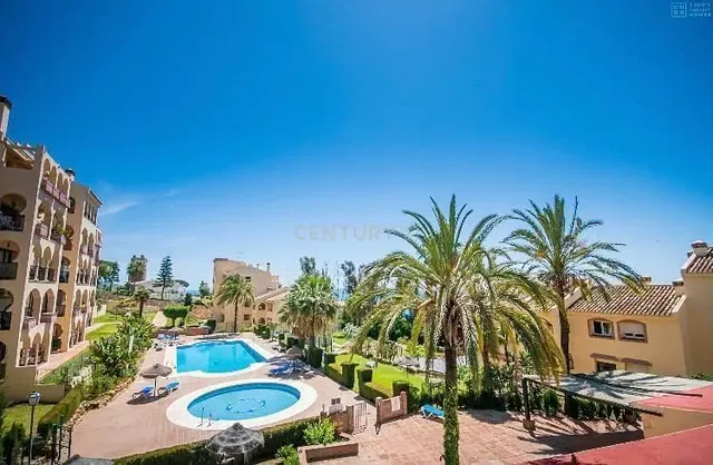 Soggiorno; pavimento in legno, luce naturale, stile moderno, soffitti alti