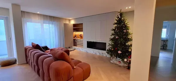 Living room; wood floor, natural light, modern style, high ceiling
