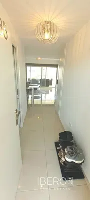 Salon; podłoga drewniana, światło dzienne, styl nowoczesny, wysokie sufity