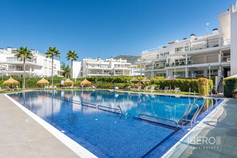 Salon; podłoga drewniana, światło dzienne, styl nowoczesny, wysokie sufity