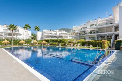 Salon; podłoga drewniana, światło dzienne, styl nowoczesny, wysokie sufity