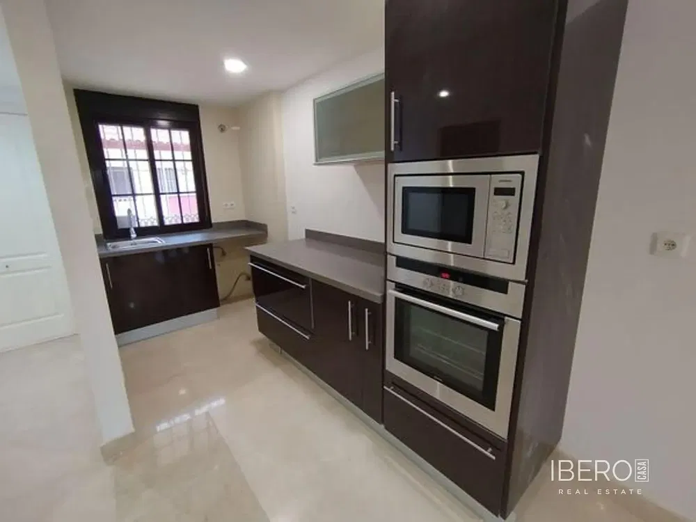 Salon; podłoga drewniana, światło dzienne, styl nowoczesny, wyremontowany