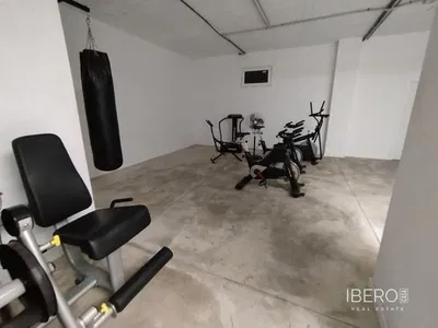 Salon; podłoga drewniana, światło dzienne, styl nowoczesny, wysokie sufity