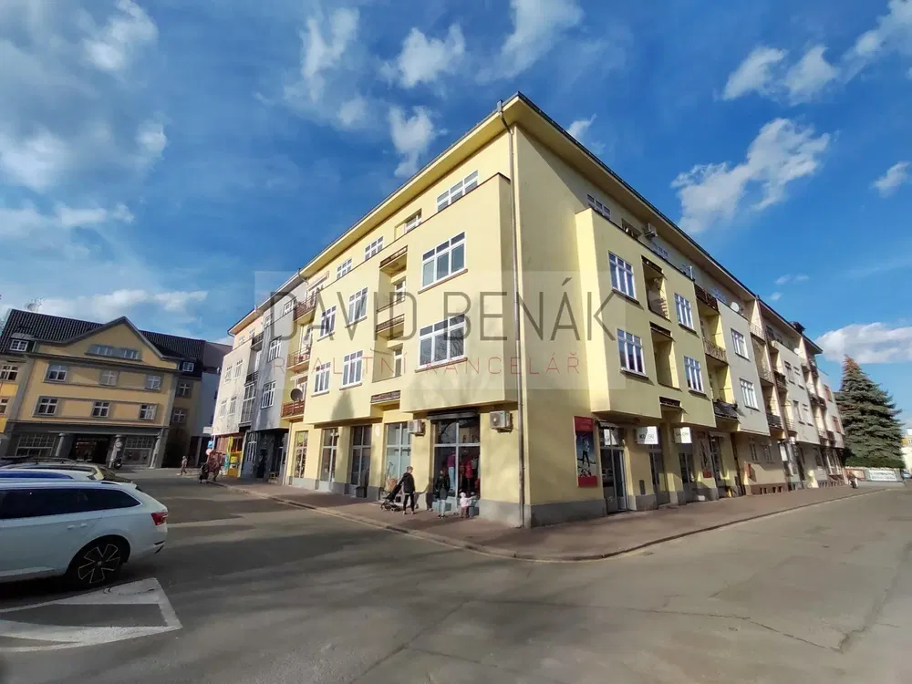 Salon; podłoga drewniana, światło dzienne, styl nowoczesny, wysokie sufity