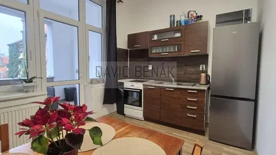 Salon; podłoga drewniana, światło dzienne, styl nowoczesny, wysokie sufity