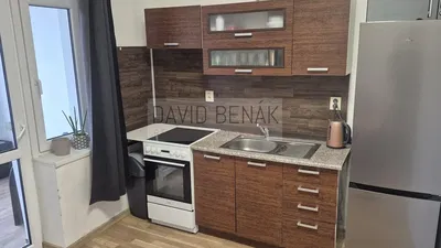 Salon; podłoga drewniana, światło dzienne, styl nowoczesny, wysokie sufity