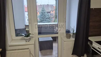 Salon; podłoga drewniana, światło dzienne, styl nowoczesny, wysokie sufity