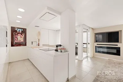 Salon; podłoga drewniana, światło dzienne, styl nowoczesny, wysokie sufity