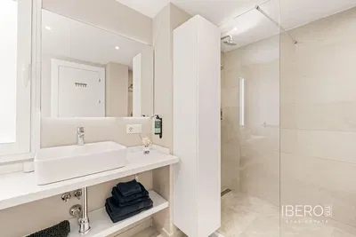 Salon; podłoga drewniana, światło dzienne, styl nowoczesny, wysokie sufity