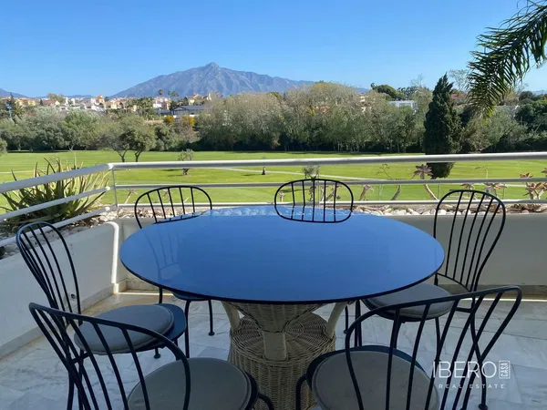 Living room; wood floor, natural light, modern style, high ceiling