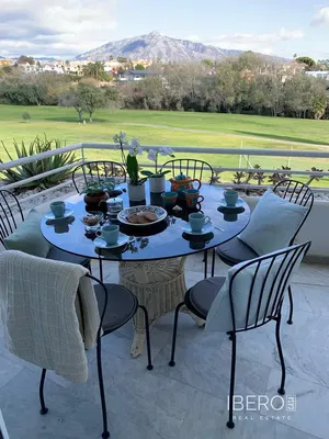 Salon; podłoga drewniana, światło dzienne, styl nowoczesny, wysokie sufity