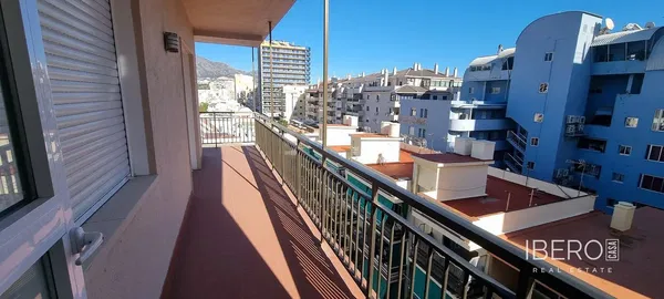 Salon; podłoga drewniana, światło dzienne, styl nowoczesny, wysokie sufity