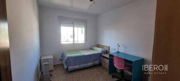 Salon; podłoga drewniana, światło dzienne, styl nowoczesny, wysokie sufity