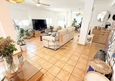 Woonkamer; houten vloer, natuurlijk licht, moderne stijl, hoge plafonds