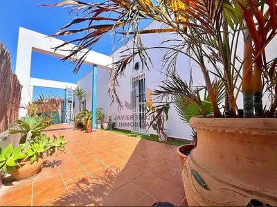 Salon; podłoga drewniana, światło dzienne, styl nowoczesny, wysokie sufity