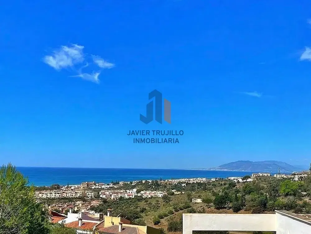 Salon; podłoga drewniana, światło dzienne, styl nowoczesny, wysokie sufity