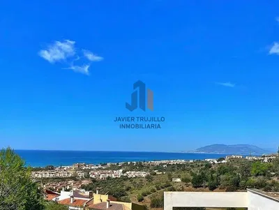 Woonkamer; houten vloer, natuurlijk licht, moderne stijl, hoge plafonds