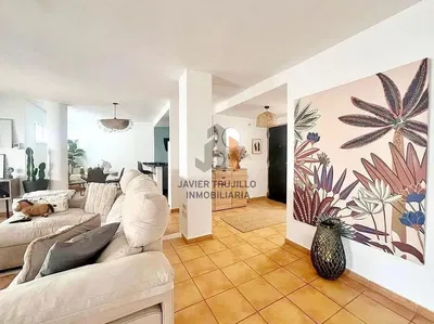 Kuchnia; sprzęt kuchenny, podłoga drewniana, światło dzienne, styl nowoczesny