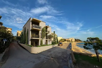 Дневна соба; дрвени под, природно светло, модерни стил, високи плафони