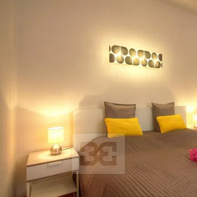 Woonkamer; houten vloer, natuurlijk licht, moderne stijl, hoge plafonds