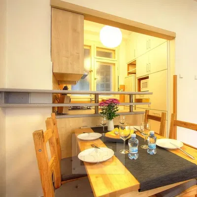 Keuken; keukenapparatuur, houten vloer, natuurlijk licht, moderne stijl, gerenoveerd