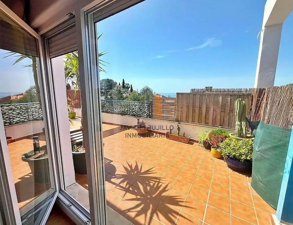 Salon; podłoga drewniana, światło dzienne, styl nowoczesny, wysokie sufity