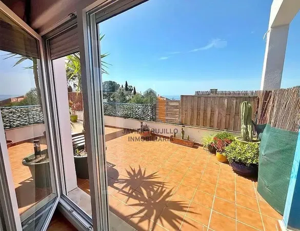 Living room; wood floor, natural light, modern style, high ceiling