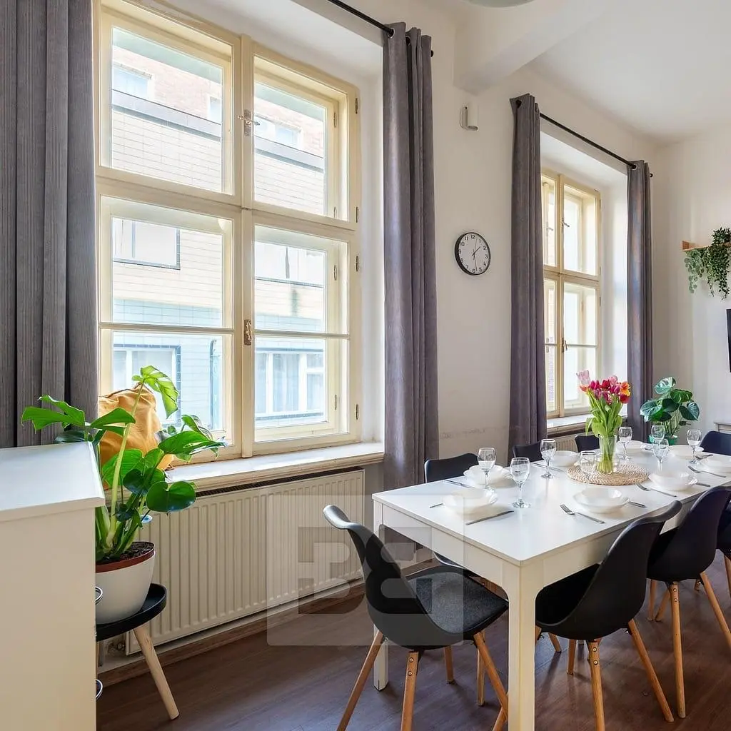 Kuchnia; sprzęt kuchenny, podłoga drewniana, światło dzienne, styl nowoczesny, wyremontowany