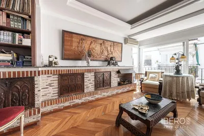 Salon; podłoga drewniana, światło dzienne, styl nowoczesny, wysokie sufity