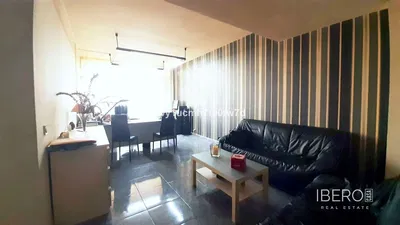 Salon; podłoga drewniana, światło dzienne, styl nowoczesny, wysokie sufity